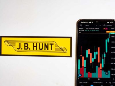 Do Wall Street Analysts Like J.B. Hunt Transport Stock?